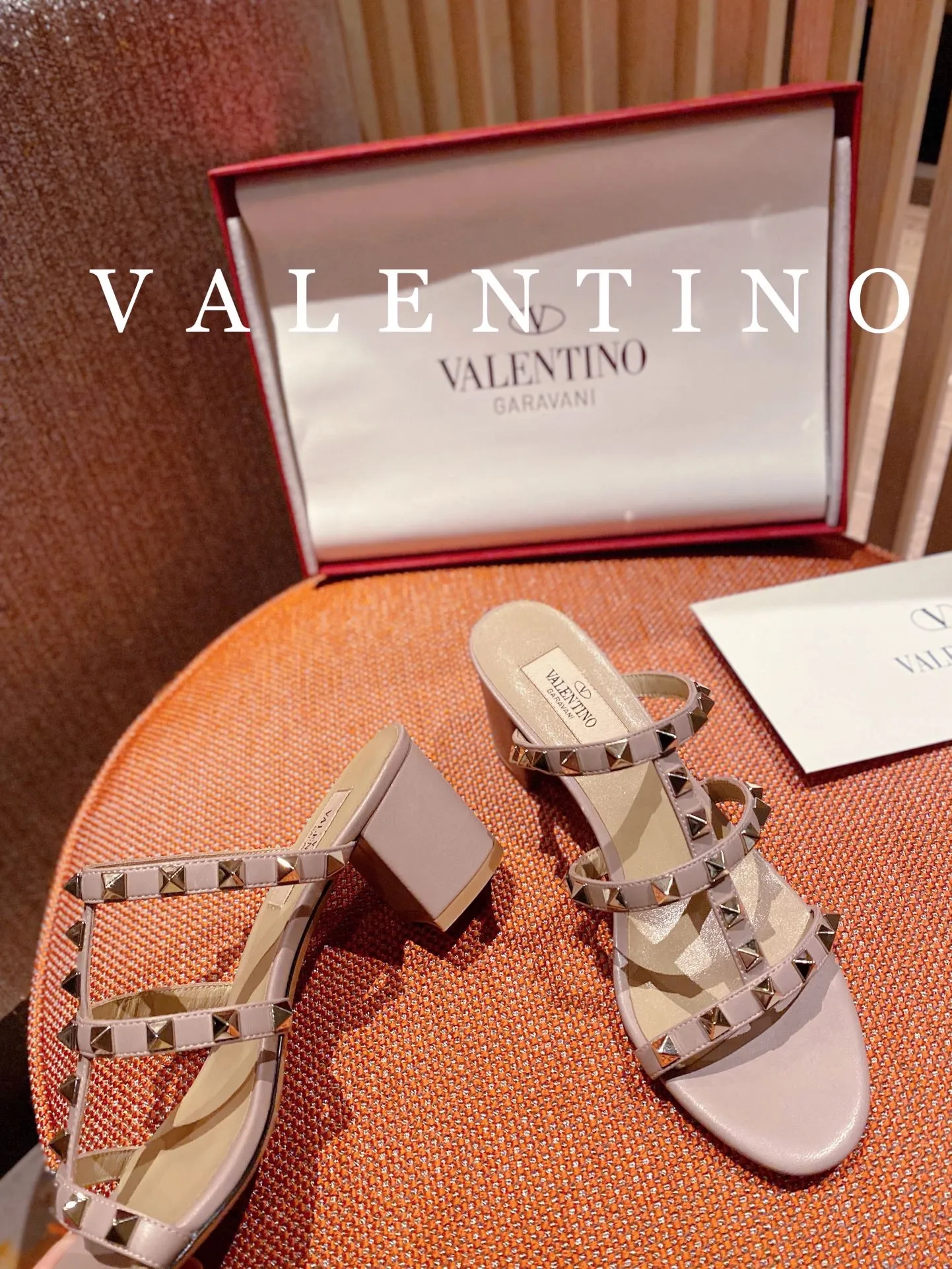 👟👟Ex-factory price 440🌈🌈 Women's shoes, women's clothing, high-end quality 𝑉𝐴𝐿𝐸𝑁𝑇𝐼𝑁𝑂 Valentino ♡ͥ | Level🔍 The classic King flip flops are also so beautiful. The textured hardware brings out a full sense of luxury. After putting it on my feet, I was shocked that my feet looked slimmer! The new season lives up to expectations! Worth buying ★Imported cowhide is absolutely high-grade ❥Original method is absolutely sensual ❥Elegant style creates a different feeling🙈 Simple temperament style!  ♡ show bdetails ———————————— ⊿▸: Size｜35-40 (customized at 40.41.42) ⊿▸: Material｜Imported cowhide ⊿▸: Material | Padded sheepskin ⊿▸: Material | Italian🇮🇹 genuine leather outsole ⊿▸: Heel height｜6cm